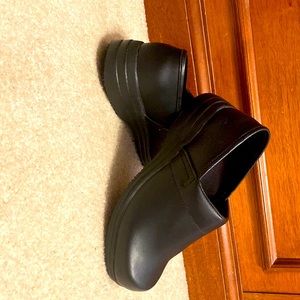 Unisex Genuine Grip Clogs size W9 M7